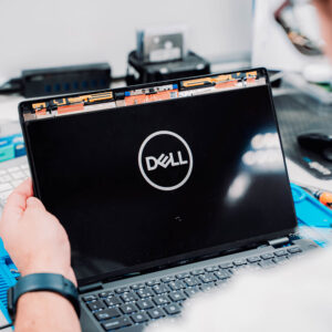 Portátil Dell com uma parte do ecrã desmontada