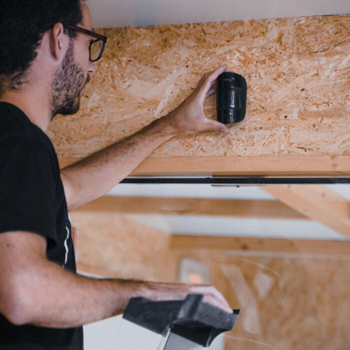 Instalação de sistema de sensor de alarme realizada por técnico da You Get Segurança.