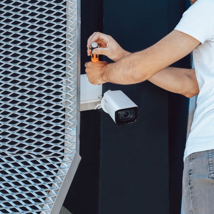 Técnico a instalar uma câmara de videovigilância