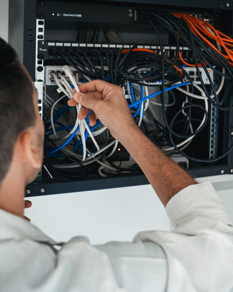 Técnico da You Get a instalar sistemas de servidores