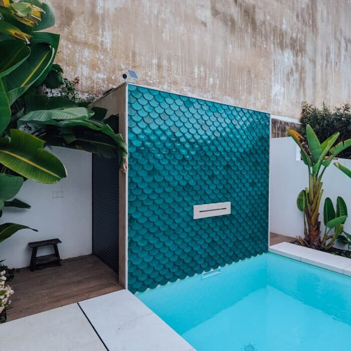 Câmara de videovigilância num Jardim com piscina