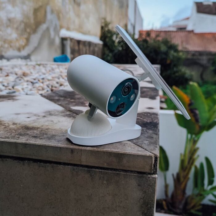 Câmara de segurança com painel solar numa moradia