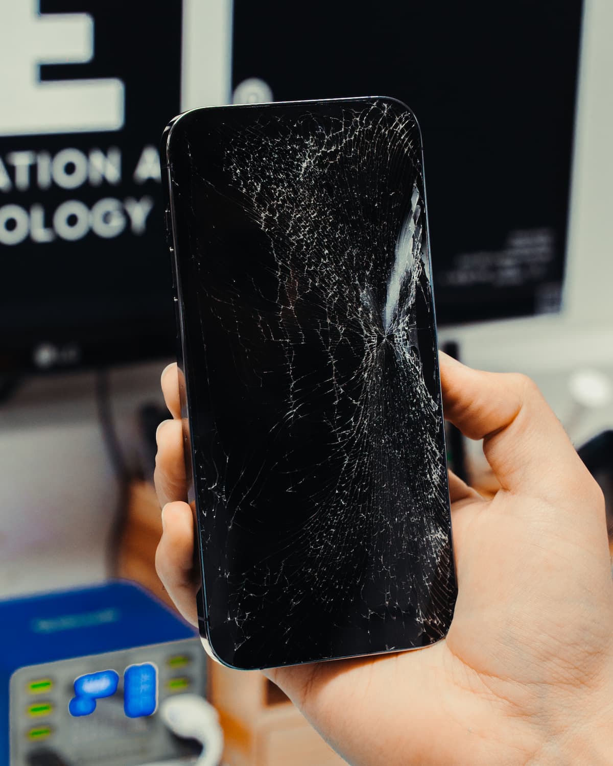 iPhone 14 preto com o ecrã partido