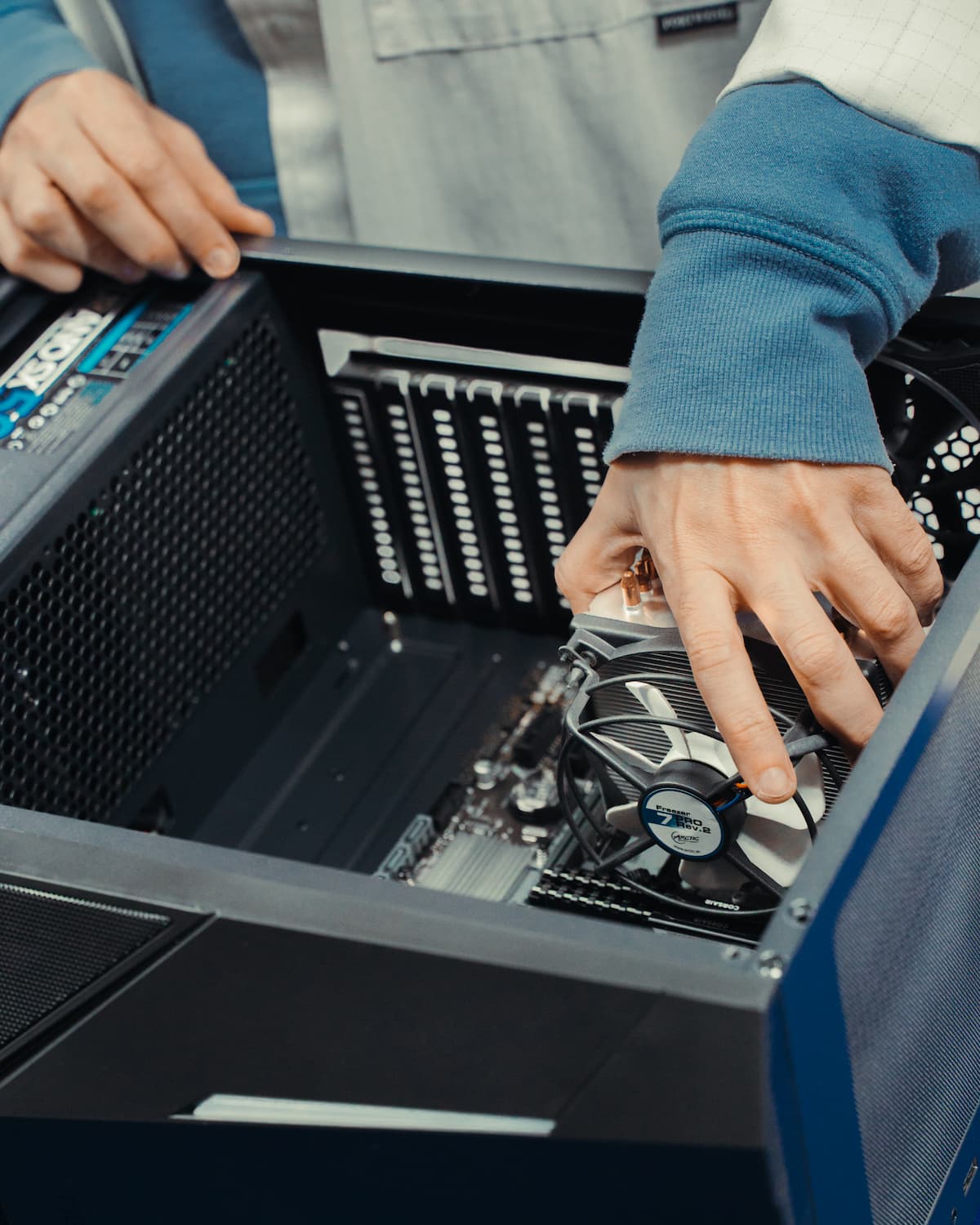 Montagem de ventoinha numa Torre