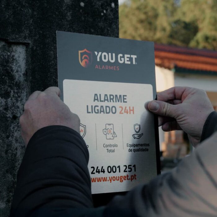 Placa informativa de alarme ligado 24h instalada pela You Get Segurança numa moradia.