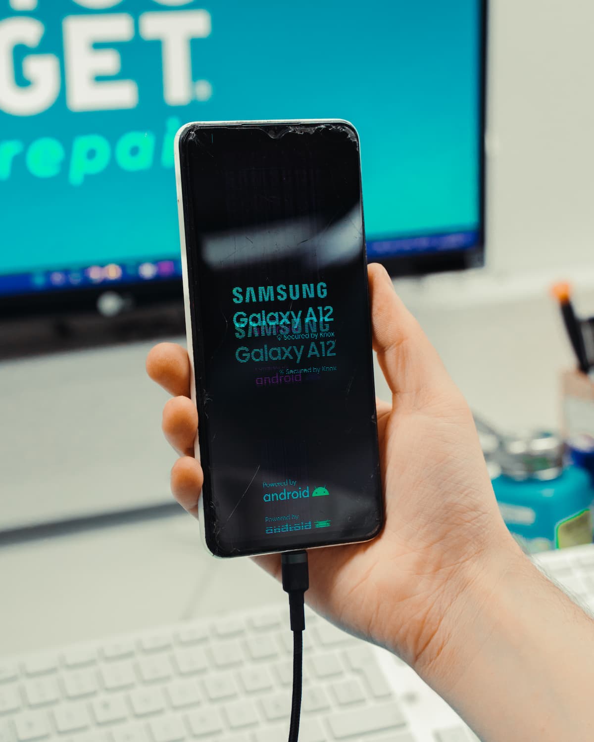 Samsung Galaxy A12 com ecrã danificado