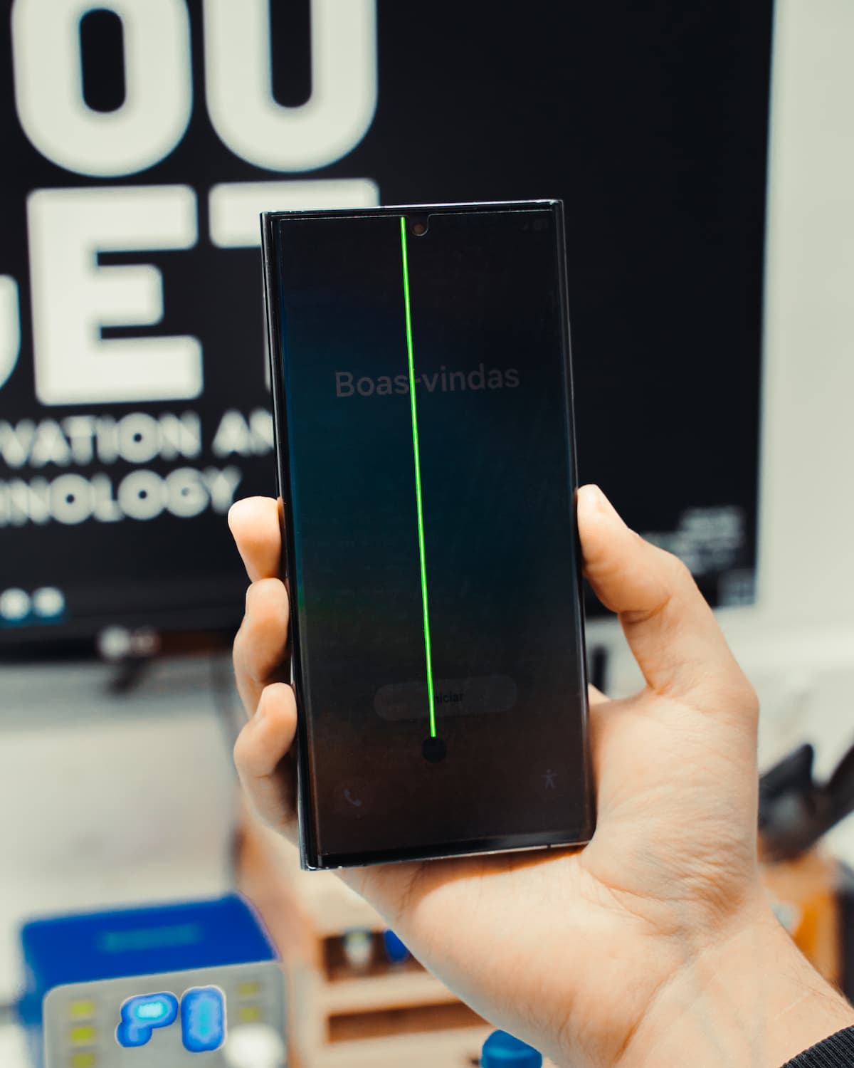 Samsung Galaxy S23 Ultra com risca verde no ecrã